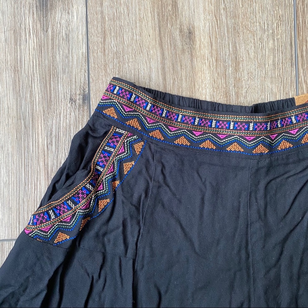 🆕 Hollister Black Embroidered Flowy Shorts - Picture 3 of 4